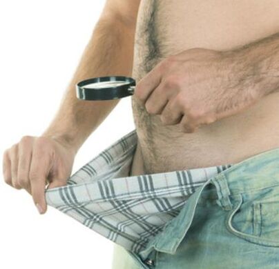 muž skúma svoj penis a chce ho zväčšiť